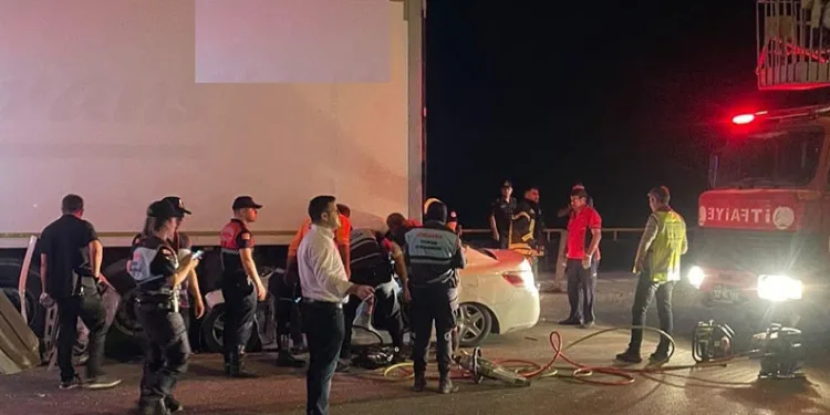 Otomobil, park halindeki TIR’ın altına girdi: 2 ölü