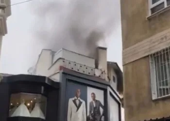 Bursa’da Tarihi Uzun Çarşı’da korkutan yangın