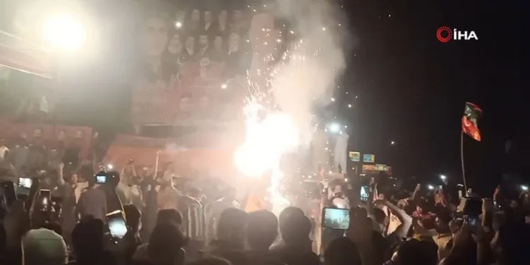 Pakistan’da ateşkes havai fişeklerle kutlandı