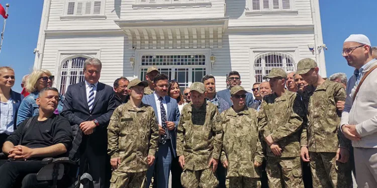 Mudanya’da özel gereksinimli gençler için temsili asker eğlencesi düzenledi