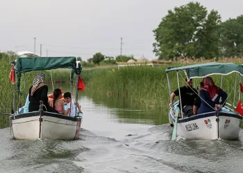 “Küçük Venedik”in kayıkçı kadınları Uluabat Gölü’nde turist gezdiriyor