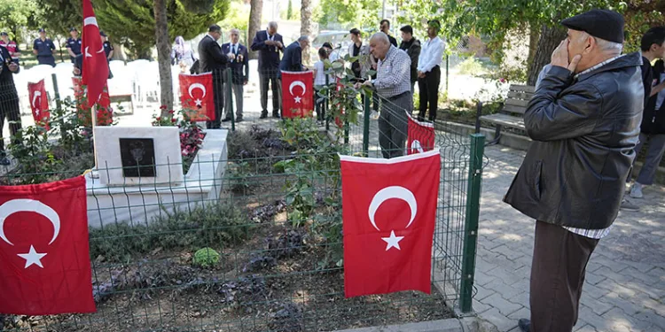 Şehidinin adının verildiği okul öğrencilerinden şehide vefa