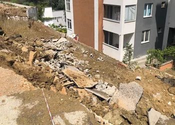 Bursa’da belediyenin hafriyat aldığı yerde yol çöktü