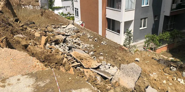 Bursa’da belediyenin hafriyat aldığı yerde yol çöktü