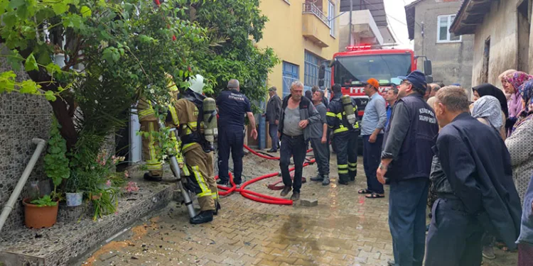 Bursa’da elektrik tesisatından çıkan yangın evi küle çevirdi