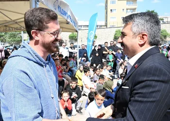 Bursa’da bahçe duvarından atlarken bacağı demire saplanan çocuğu itfaiye kurtardı
