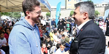 Bursa’da bahçe duvarından atlarken bacağı demire saplanan çocuğu itfaiye kurtardı