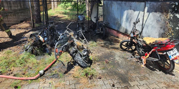 Bursa’da öğrencilerin motosikletleri alev alev yandı