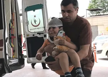 Bursa’da kazada yaralanan çocuk oyuncağına sarıldı