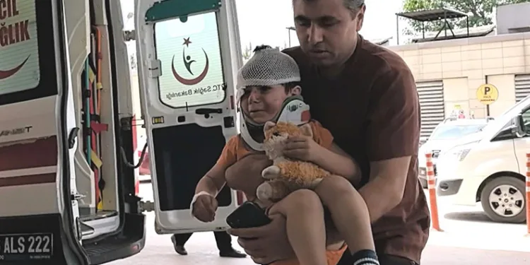 Bursa’da kazada yaralanan çocuk oyuncağına sarıldı