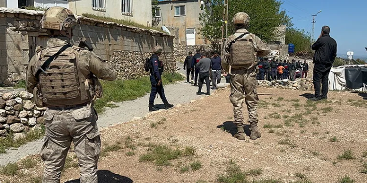 Husumetli aileler birbirine girdi: 5 yaralı, 15 gözaltı