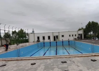 Karacabey Belediyesi yüzme havuzunu yaza hazırlıyor