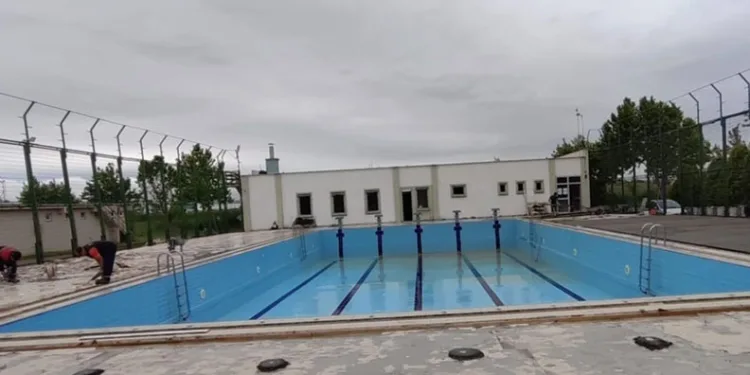 Karacabey Belediyesi yüzme havuzunu yaza hazırlıyor