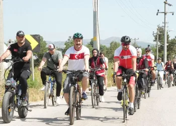 Bisiklet tutkunları doğa için pedalladı