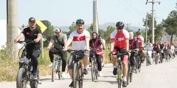 Bisiklet tutkunları doğa için pedalladı