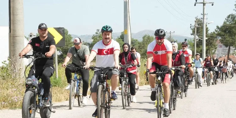 Bisiklet tutkunları doğa için pedalladı