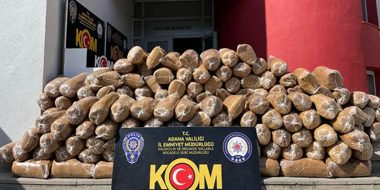 Kontrolden çıkan motosiklet refüje çarparken, sürücüsü ağır yaralandı