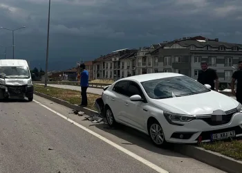 Bursa’da minibüs ile otomobil çarpıştı : 1 yaralı