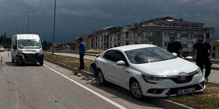 Bursa’da minibüs ile otomobil çarpıştı : 1 yaralı