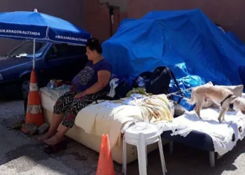 Tam 33 yıl! Anne ile kızının hayatları hurda arabada geçti
