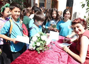 Yazar Karamuti Misi Yazıevi’nde öğrencilerle söyleşi yaptı