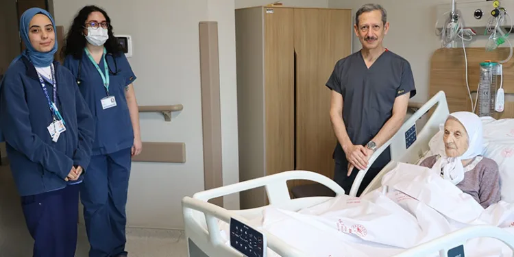 104 yaşındaki hasta, kalp ameliyatıyla sağlığına kavuştu