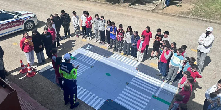 Karacabey’de Trafik Haftası kapsamında çocuklara eğitim verildi