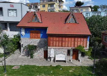 Ahşap ustalığıyla eski evleri geleceğe taşıyor