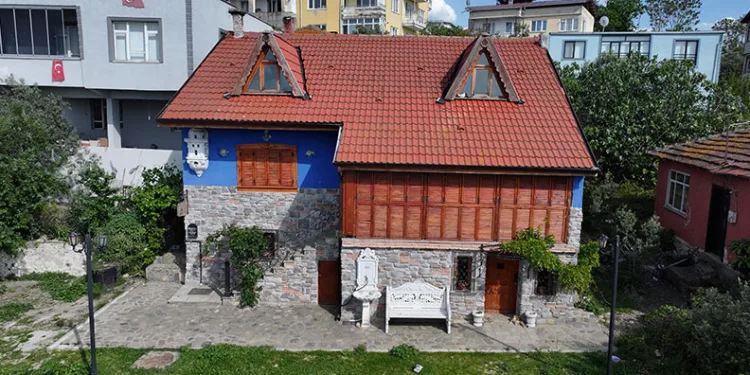 Ahşap ustalığıyla eski evleri geleceğe taşıyor