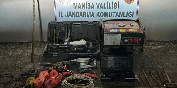 Kağıthane’de metrobüsün motor bölümü yandı, seferler kısa süre durduruldu