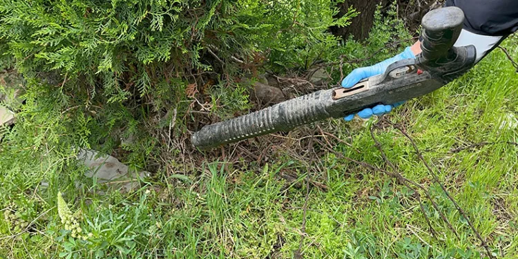 Telefondaki sahte polisten, yanındaki gerçek polis sayesinde kurtuldu
