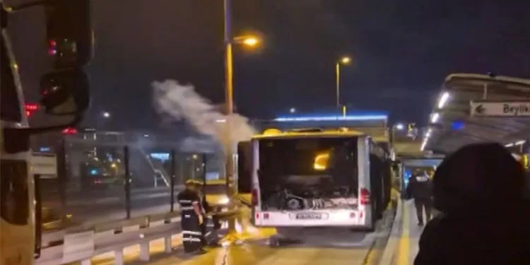 Kağıthane’de metrobüsün motor bölümü yandı, seferler kısa süre durduruldu