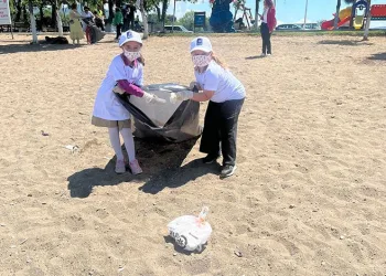 Minik gönüllülerden İznik’te sahil temizliği