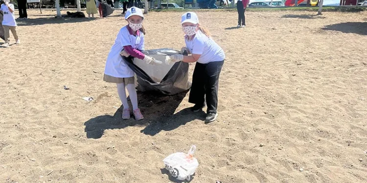 Minik gönüllülerden İznik’te sahil temizliği