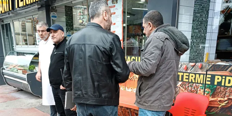 Telefondaki sahte polisten, yanındaki gerçek polis sayesinde kurtuldu