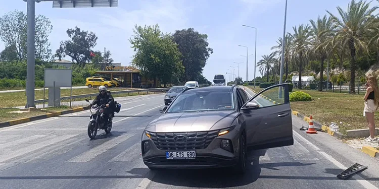 Manavgat’ta kamyonet ile çarpışan otomobilin sürücüsü yaralandı