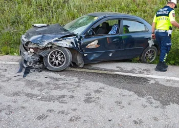Bursa’da iki otomobil kafa kafaya çarpıştı: 3 yaralı