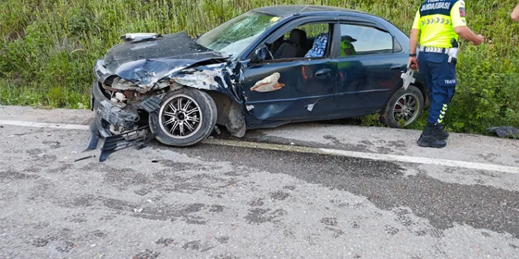 Bursa’da iki otomobil kafa kafaya çarpıştı: 3 yaralı