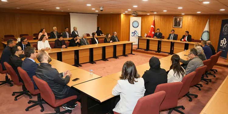 Bursa’da kontrolden çıkan otomobil aydınlatma direğine çarptı