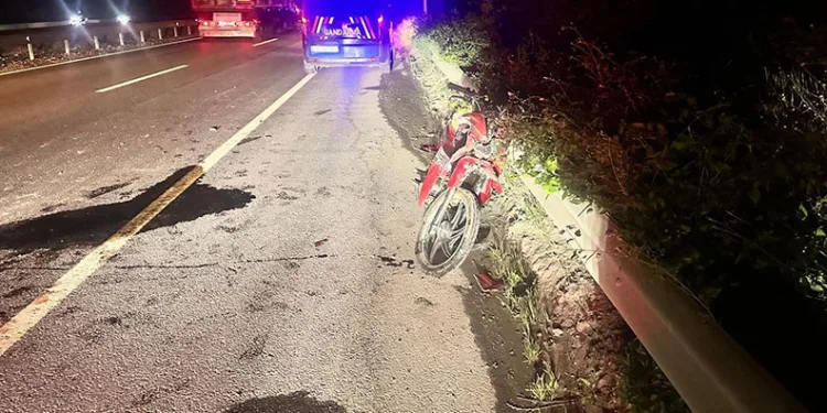Kontrolden çıkan motosiklet refüje çarparken, sürücüsü ağır yaralandı