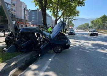 Bursa’da kontrolden çıkan otomobil aydınlatma direğine çarptı