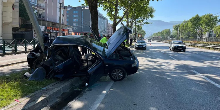 Bursa’da kontrolden çıkan otomobil aydınlatma direğine çarptı