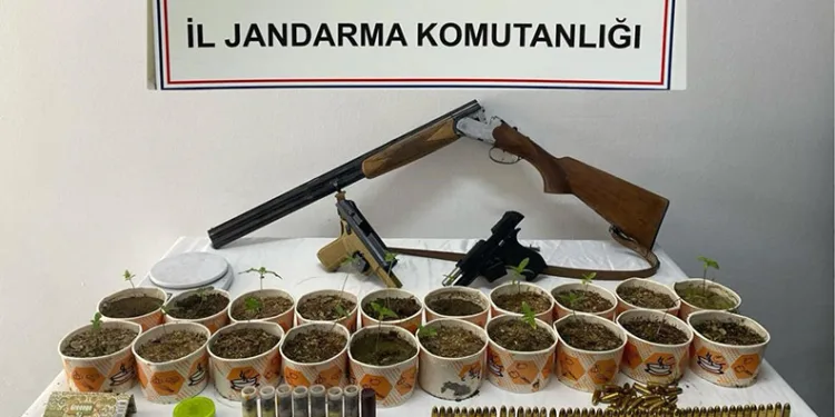 Telefondaki sahte polisten, yanındaki gerçek polis sayesinde kurtuldu