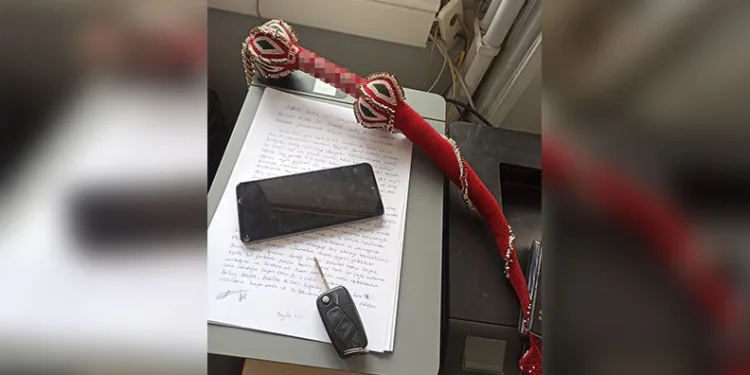 Telefondaki sahte polisten, yanındaki gerçek polis sayesinde kurtuldu