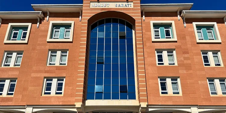 Telefondaki sahte polisten, yanındaki gerçek polis sayesinde kurtuldu