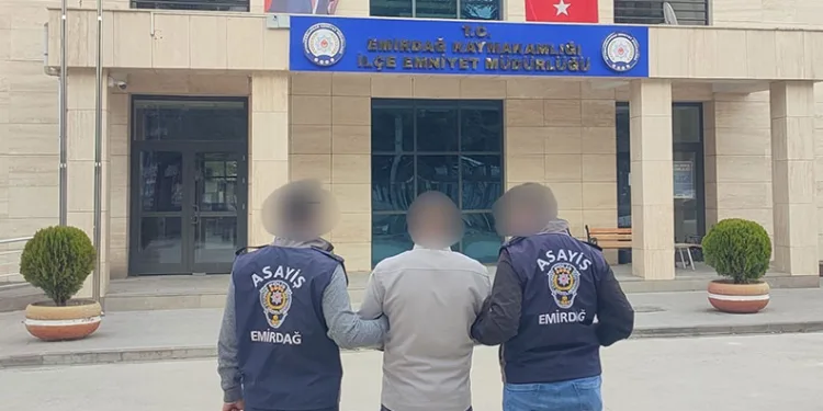 Telefondaki sahte polisten, yanındaki gerçek polis sayesinde kurtuldu