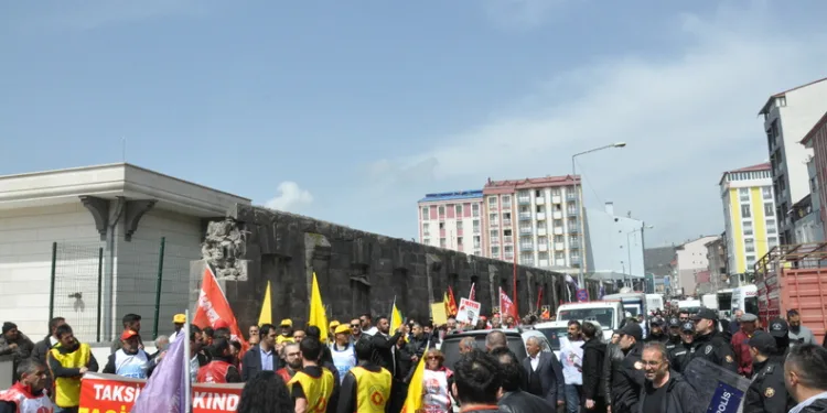 Hafif ticari aracın çarptığı kadın hayatını kaybetti