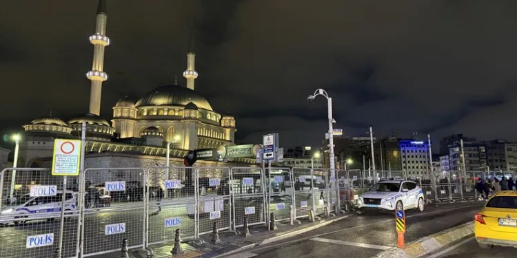 Hafif ticari aracın çarptığı kadın hayatını kaybetti