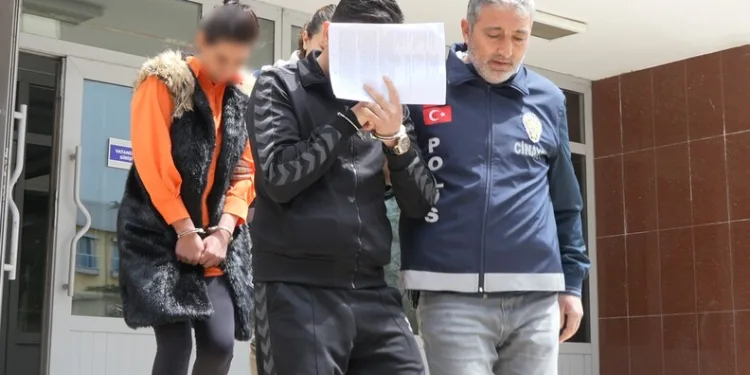 Hafif ticari aracın çarptığı kadın hayatını kaybetti