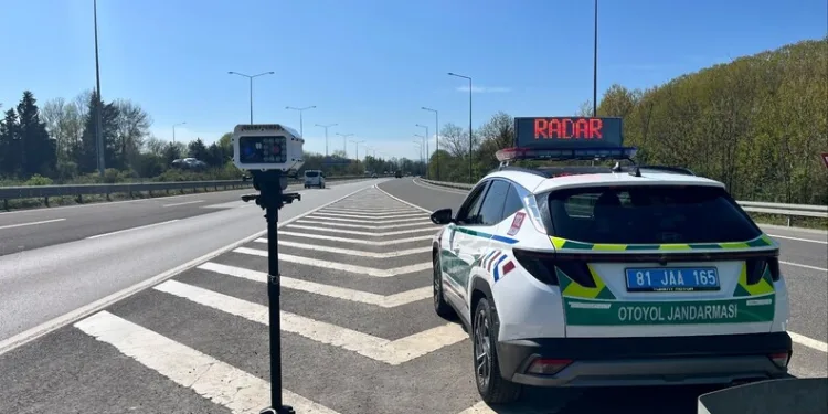 Uşak’ta polis ve jandarmadan okul çevreleri ve servislere sıkı denetim